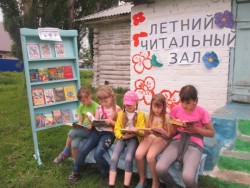 С книжкой на скамейке