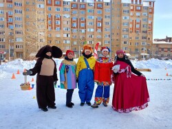 Праздник «Встреча у новогодней елки» в микрорайоне Лазурный